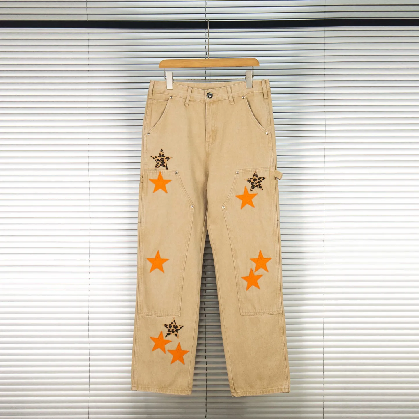 P280 Chrome Hearts khaki orange leopard print star couple jeans are a hot trend this season and are sought after by countless celebrities and fashionistas. The neat details of the cutting process add color to the playful fashion! The neat and meticulous design, and the well-fitting structure is unique. The upper body not only has outstanding recognition, but also looks younger and younger. A style with the ultimate wearing meaning and performance, gorgeous color matching, and the craftsmanship of this style is also extremely extraordinary. After the finished product is washed, it is disassembled and hand-made with sheepskin cross leather and then spliced ​​together to complete. The whole piece has too many craftsmanship to describe. It is decorated with patchwork cross flowers and high-waisted washed jeans! ! Absolutely high-end luxury product, a god-level single product, a super popular product, made with top heavy industry, a must-see magic weapon that can't be missed. Style number: 1828# Size: 30 32 34 36 Color: Khaki